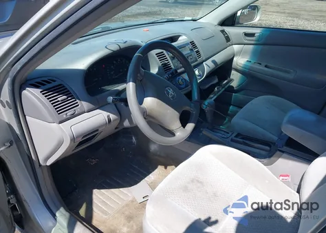 2004 Toyota Camry Le z USA, uszkodzony, nr VIN 4T1BE32K84U855758